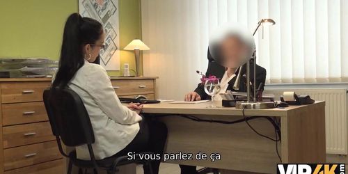 VIP4K. Brunette ne peut pas dire non au pr�teur si elle veut obtenir de l'argent (Elis Dark)