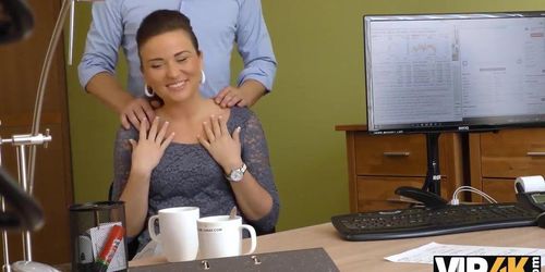 VIP4K. Slut non ha avuto un uomo per cos� tanto tempo che ha accettato di perforare la figa calda