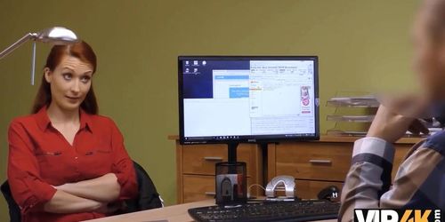 VIP4K. Rotschopf mit gro�en Titten wird vom Kreditgeber in seinem B�ro gerammt (Isabella Lui)