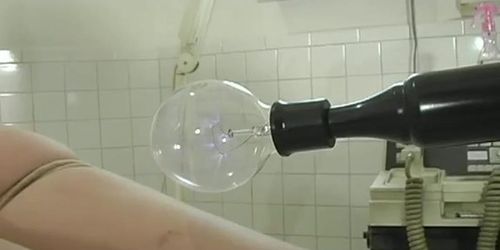 Exquisite honey gets her fingers busy in the tub