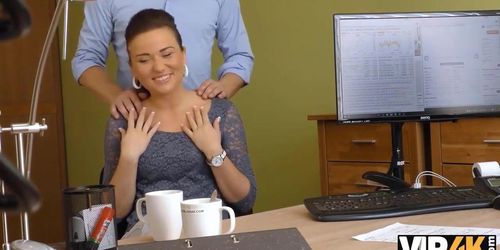 VIP4K. Une fille na�ve s�duit un black dans l'espoir de trouver un emploi dans sa maison