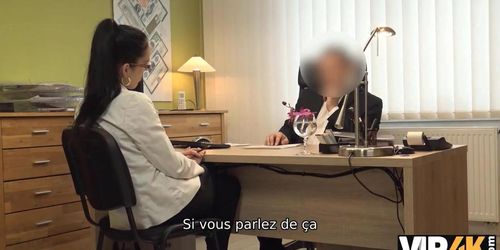 VIP4K. Charmer incite le pr�teur � frapper et � approuver le cr�dit (Elis Dark)