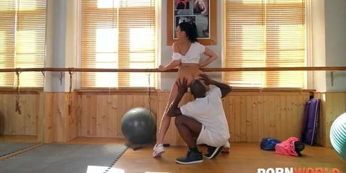 Gym girl Jasmine Jae notices the huge dick of the man