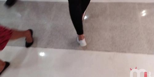 The girl I met at the mall has the biggest clitoris I've ever seen. (Monica Lima)