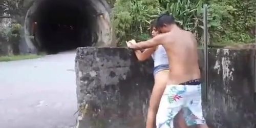 Ed Junior e Carolina Carioca Dois Namorados Que Trabalham Com Pornô Fizeram um Sexo na Rua do Lado de um Túnel e o Cara Gozou na
