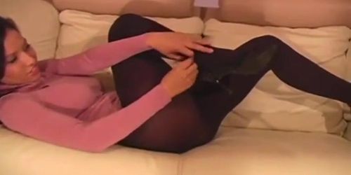 LANA-LA NEGRA-SENSUAL MORENITA LINDA SE MUESTRA EN PANTIMEDIAS NEGRAS OPACAS DESNUDAS-QUE BELLA SE VÉ LA MORENITA
