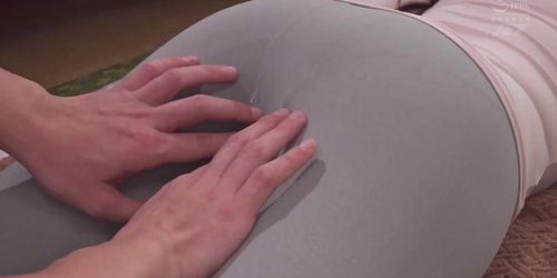 The wife with mature and sensitive body indulges in the masseur's excellent skills