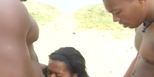 Mulata rabuda gostosa gemendo e gozando dando a bucetinha e o cusinho na praia pra dois negão