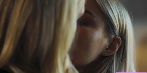 Mona and Nikki taste each others pussies (Mona Wales, Nikki Peach)