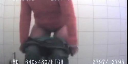 Amateur mature blonde hidden piss cam