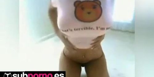flaca muestra sus lindas tetas