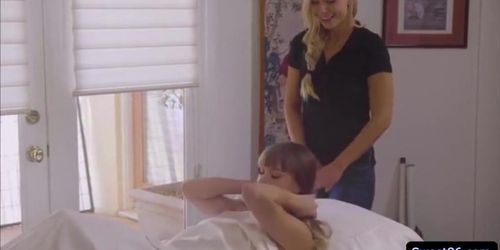 Slutty babes Aidra Fox kiss and licks Naomi Swans