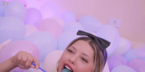 MAY AKEMI - Alice no país da putaria cosplay deu o cuzinho e a bucetinha e olha só como ela engoliu a porra