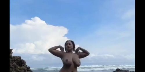 Sarah Ardhelia Eksib Di Pantai Geterin Susu
