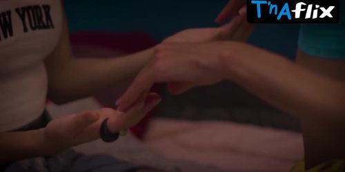 Priscila Reis Lesbian Scene  in Stupid Wife
