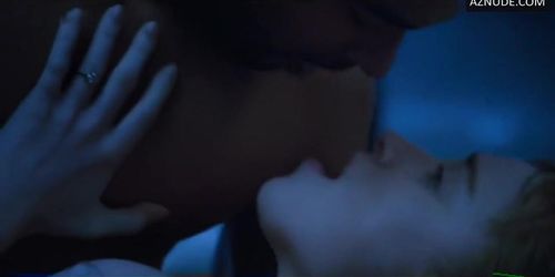 Phoebe Dynevor Butt,  Breasts Scene  in Bridgerton