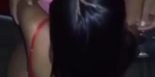 Esposa moreninha no meio da rua mamando e fodendo na frente do corno