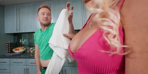 Big Tits Milf Taylor Vixxen Fucks Rough In The Rain - Brazzers Hd (Van Wylde)