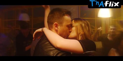 Mariya Lisovaya Sexy Scene  in Po Baram