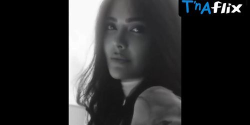 Esha Gupta Sexy Scene  in Esha Gupta Hot Videos (hot__videos)