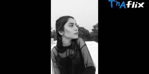 Zainab Shabbir Sexy Scene  in Zainab Shabbir And Zara Mumtaz In Citrus Talent Fashion Films