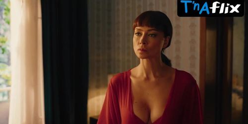 Nastasya Samburskaya Breasts Scene  in Otdokhnut Po-Lyudski