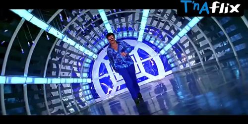 Anushka Shetty Sexy Scene  in Okka Magaadu