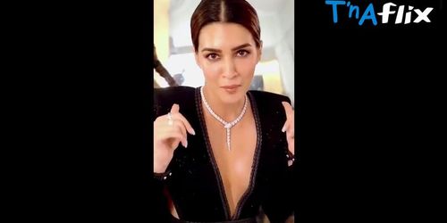 Kriti Sanon Breasts Scene  in Kriti Sanon Hot Pics Collection July 2022