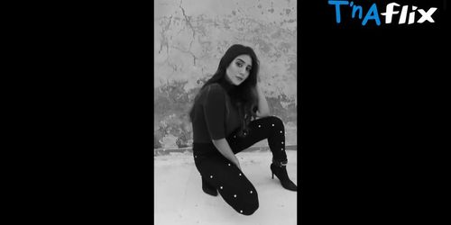 Zainab Shabbir Sexy Scene  in Zainab Shabbir And Zara Mumtaz In Citrus Talent Fashion Films