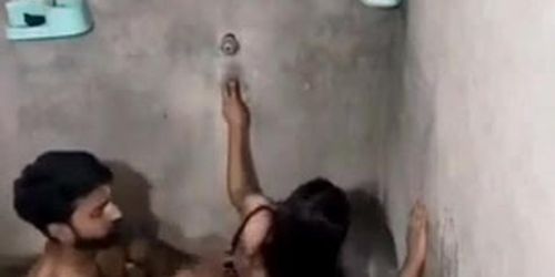 Pakistani Ladke Ne Padosi Ki Ladki Ko Bathroom Me Bandh Kr Choda - Indian Desi Hindi Sex MMS Videos Leaked Viral Adult Porn