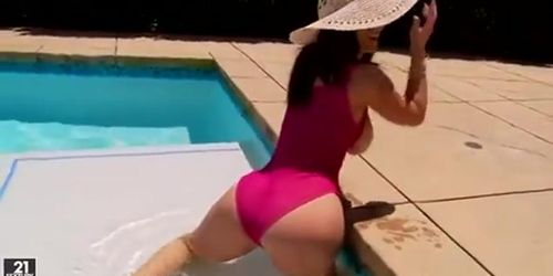 Jayden Jaymes playing poolside (Jayden James)