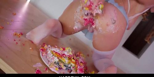 MESSY CAKE SMOOSH - Scarlet Chase