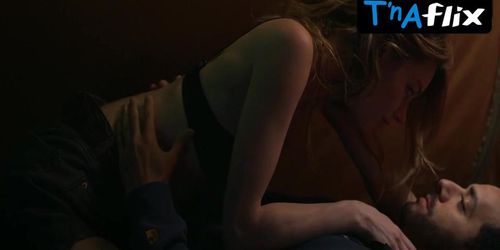 Camille Rowe Sexy Scene  in Un Mariage Sans Fin