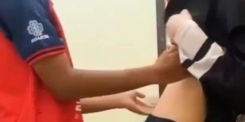 Awek Tudung Comel Kulum Batang Dalam Tandas