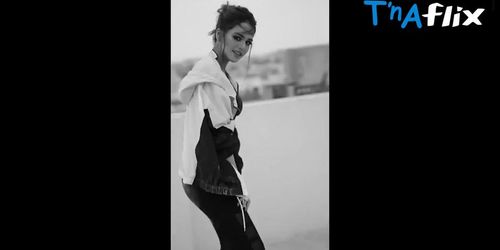 Zainab Shabbir Sexy Scene in Zainab Shabbir And Zara Mumtaz In Citrus Talent Fashion Films