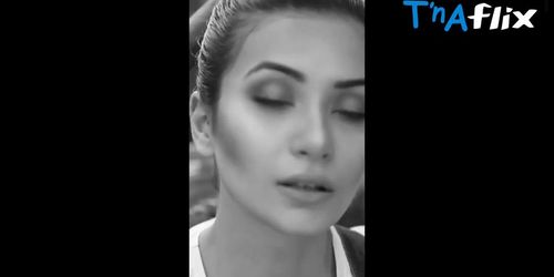 Zainab Shabbir Sexy Scene  in Zainab Shabbir And Zara Mumtaz In Citrus Talent Fashion Films