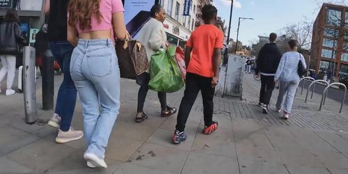 hot brunettet een booty loose jeans