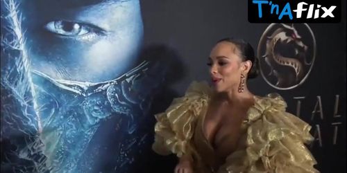 Sisi Stringer Breasts Scene  in Sisi Stringer Mortal Kombat Premiere On Brisbane
