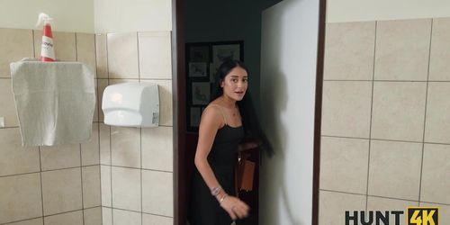 HUNT4K. Hunter found a pretty petite babe Ara Mix in a cafe and showed her real sex in the toilet (Lonely Girl, Steve Q)
