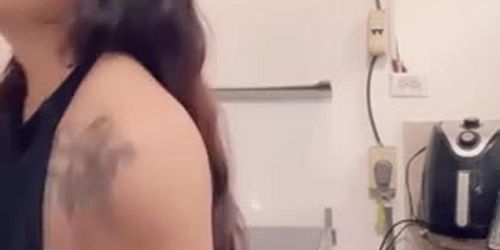 MARLBOROQUEENSEX - CANTIK NYA TANTE LAGI MASAK CUMA PAKAI CANGCUT