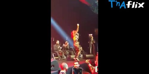 Haifa Wehbe Sexy Scene  in Haifa Wehbe Sexy Dance In Ehmej Festival