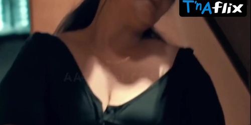 Jayshree Gaikwad Butt,  Breasts Scene  in Jayshree Gaikwad, Pihu Jaiswal Ullu