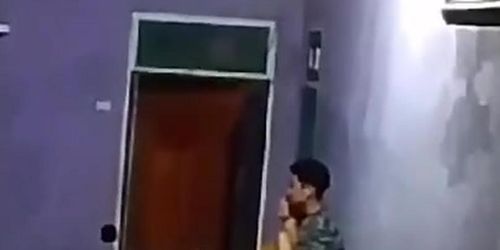 Viral Ngintip Tetangga Mesum Di Depan Rumah