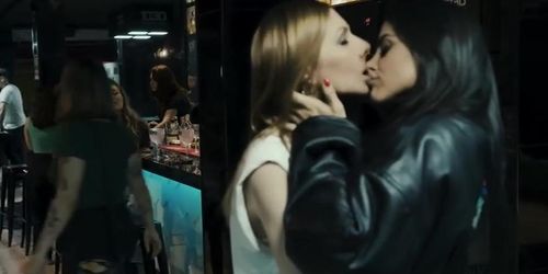 Lesbianas en bar y cama (Ava Addams, Ava Devine, Ava Lake, James Avalon, Trio_Girls)