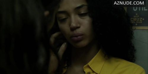 Girls kissing elevator (Alba Flores and Berta Vázquez) Locked up