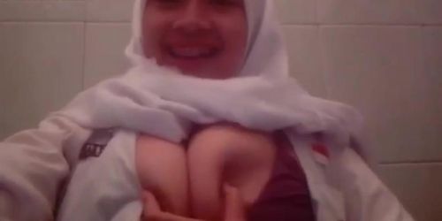 Abg Hijab Pamer Toge Di Kamar Mandi Sekolah - Tnaflix.com