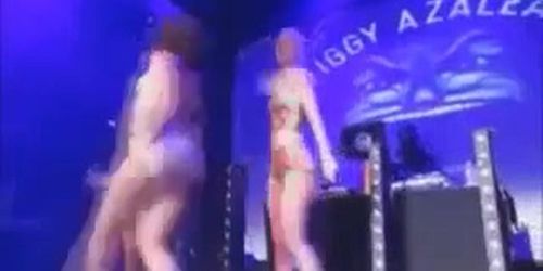 iggy_azalea_rubs_pussy_and_flashes_her_ass (Iggy Azalea)
