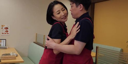 Creampie sex with a part-time wife with a strong libido who wants sperm of a young man and works at a family restaurant Reiko Se