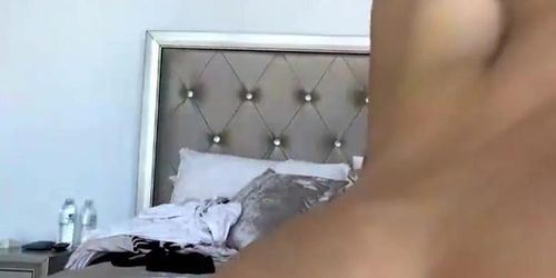 BITCH KNOWS HOW TO ASS CLAP