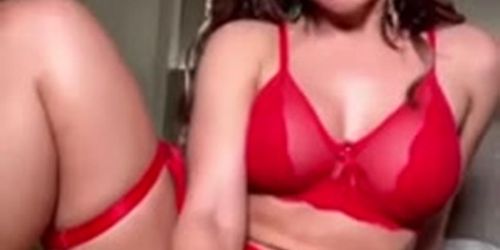 Mulher Melão cavala deliciosa demais sentando no consolo e fazendo uma punheta guiada (Renata Frisson)